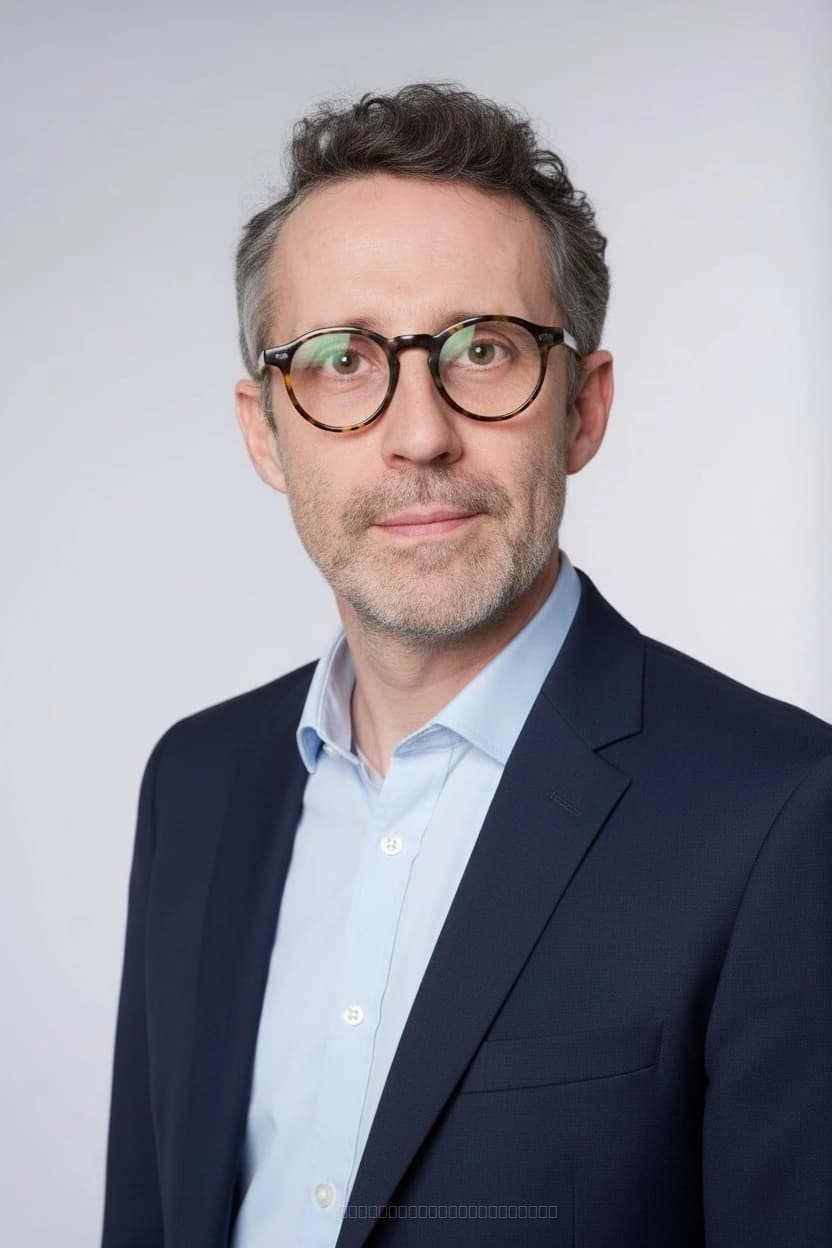 Portrait corporate moderne d'avocat avec cadrage serré et contraste raffiné