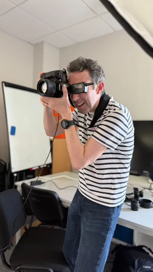 Adrien Lacour, photographe corporate à Lyon, pendant un shooting en studio mobile pour des portraits d'avocats