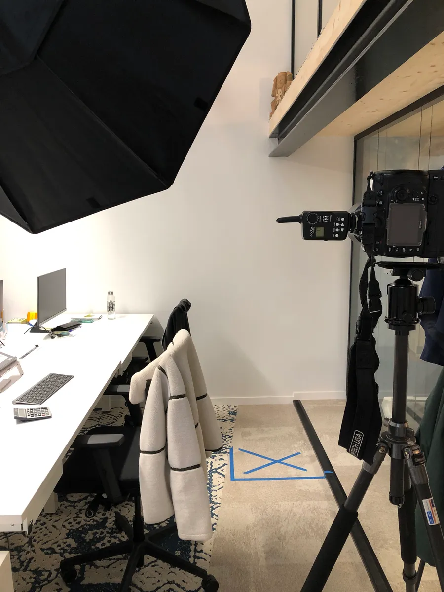 Installation studio mobile pour portraits corporate - softbox, appareil photo et repère au sol dans un bureau lyonnais